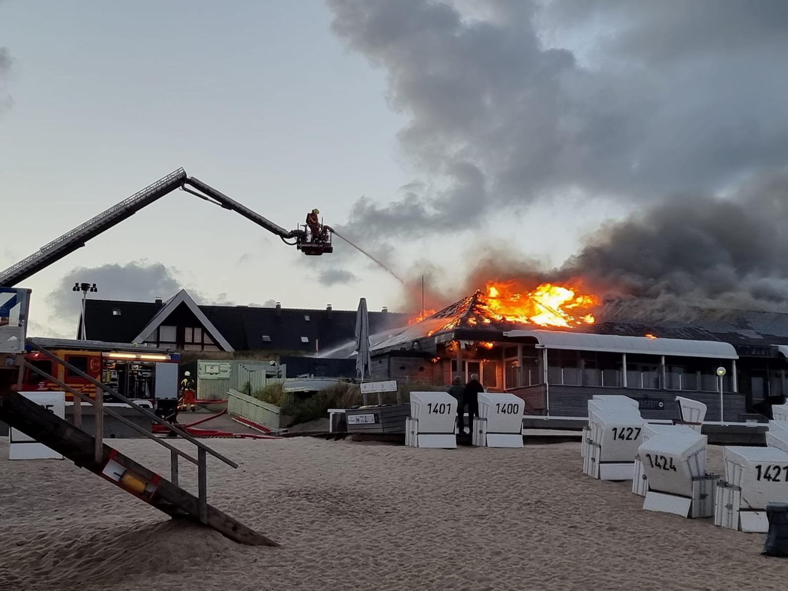 Restaurant „Badezeit“ brennt – riesige Rauchwolke über Westerland